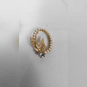 Unbranded Vintage Gold Tone and Faux Pearl Brooch‎ Pin